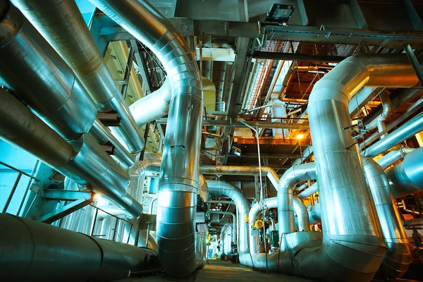 Průmyslová zóna, Ocelové potrubí v modrém tónu — Stock fotografie