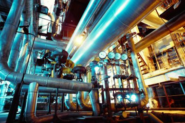 Sanayi bölgesi, mavi tonlu çelik boru hatları.