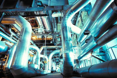 Sanayi bölgesi, mavi tonlu çelik boru hatları.