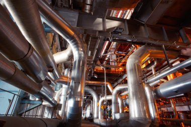 Sanayi bölgesi, mavi tonlu çelik boru hatları.