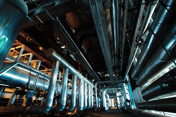 Průmyslová zóna, Ocelové potrubí, ventily a žebříky — Stock fotografie