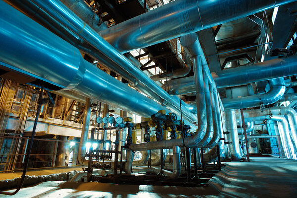 Промышленная зона, стальные трубопроводы, клапаны и лестницы