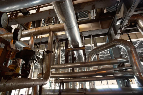 Industrizon, rörledningar, ventiler och stegar av stål — Stockfoto