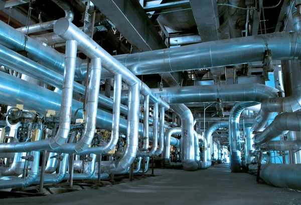 Zone industrielle, pipelines et câbles en acier dans les tons bleus — Photo