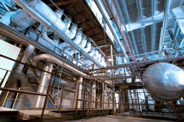 Zona industrial, tuberías de acero y cables en tonos azules — Foto de Stock