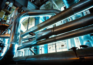 Sanayi bölgesi, çelik boru hatları, vanalar ve merdivenler.