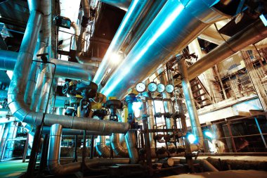 Sanayi bölgesi, çelik boru hatları, vanalar ve merdivenler.