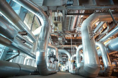 Sanayi bölgesi, çelik boru hatları, vanalar ve merdivenler.