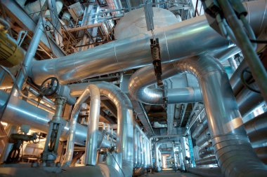 Sanayi bölgesi, çelik boru hatları, vanalar ve merdivenler.