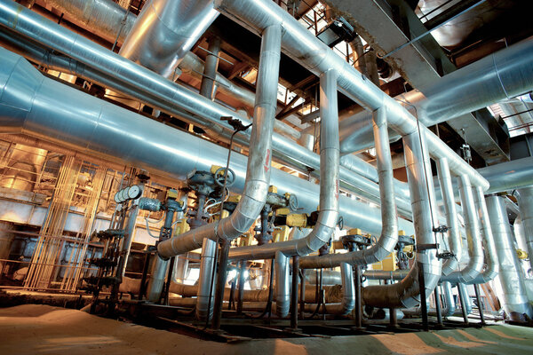 Промышленная зона, стальные трубопроводы, клапаны и лестницы