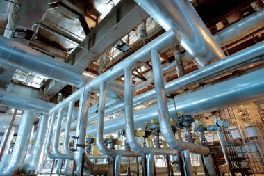 Sanayi bölgesi, çelik boru hatları, vanalar ve merdivenler.