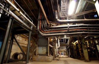 Sanayi bölgesi, çelik boru hatları, vanalar ve merdivenler.