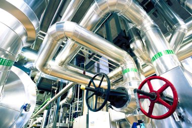 bir enerji santralinde farklı boyutlarda ve şekilli borular ve vanalar