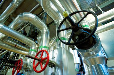 bir enerji santralinde farklı boyutlarda ve şekilli borular ve vanalar