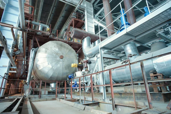 Différentes tailles et formes de tuyaux et de vannes dans une centrale électrique — Photo
