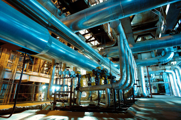 Промышленная зона, стальные трубопроводы, клапаны и лестницы