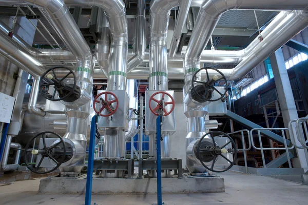 Diferentes tamanhos e formas de tubos e válvulas em uma usina de energia — Fotografia de Stock