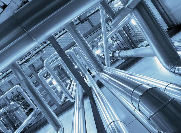 Zona industrial, tuberías de acero y cables en tonos azules —  Fotos de Stock