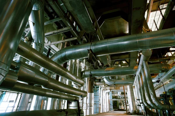 donanımları, kablolar ve borular modern Endüstr içinde bulunan