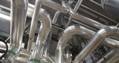 bir enerji santralinde farklı boyutlarda ve şekilli borular ve vanalar 