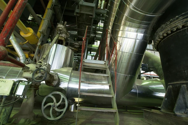 Equipos, cables y tuberías que se encuentran en el interior de una industria moderna — Foto de Stock