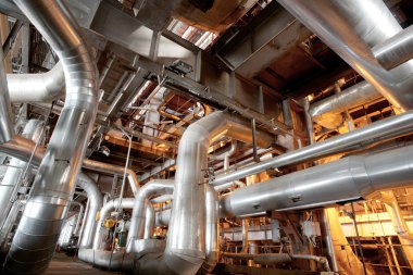 bir enerji santralinde farklı boyutlarda ve şekilli borular ve vanalar 