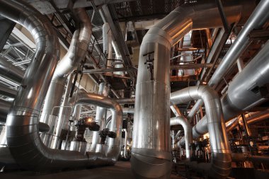 bir enerji santralinde farklı boyutlarda ve şekilli borular ve vanalar 