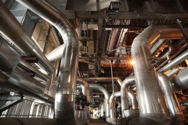 bir enerji santralinde farklı boyutlarda ve şekilli borular ve vanalar 