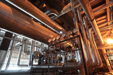 bir enerji santralinde farklı boyutlarda ve şekilli borular ve vanalar 