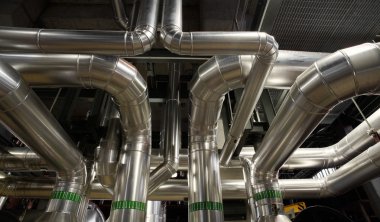 bir enerji santralinde farklı boyutlarda ve şekilli borular ve vanalar 