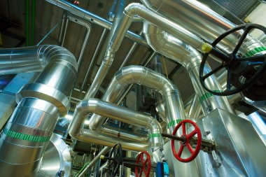 Sanayi bölgesi, çelik boru hatları, vanalar ve merdivenler.