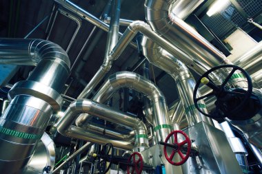 bir enerji santralinde farklı boyutlarda ve şekilli borular ve vanalar 