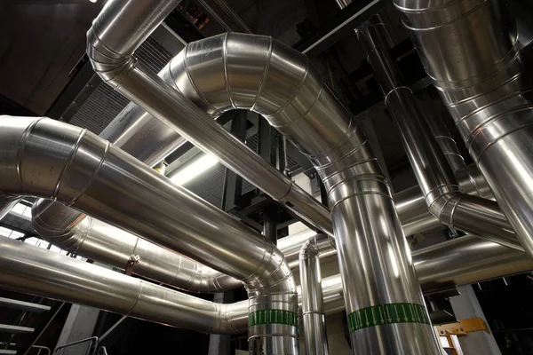 Différentes tailles et formes de tuyaux et de vannes dans une centrale électrique — Photo