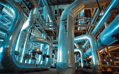 Sanayi bölgesi, çelik boru hatları, vanalar ve merdivenler.