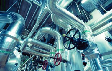 bir enerji santralinde farklı boyutlarda ve şekilli borular ve vanalar 