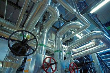 Sanayi bölgesi, çelik boru hatları, vanalar ve merdivenler.