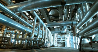 çelik boru hatları ve mavi tonlarda vanalar