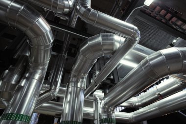 bir enerji santralinde farklı boyutlarda ve şekilli borular ve vanalar 