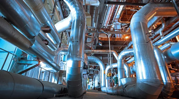 Equipos, cables y tuberías que se encuentran en el interior de una central eléctrica industrial — Foto de Stock