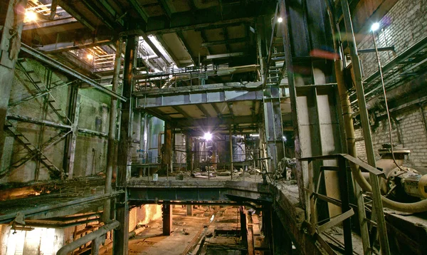 Vieja fábrica espeluznante, oscura, en descomposición, destructiva, sucia — Foto de Stock
