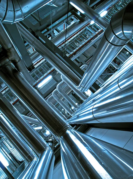 Zona industrial, tuberías de acero y cables en tonos azules — Foto de Stock