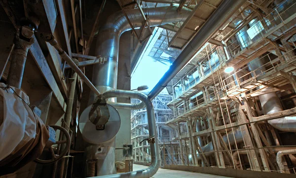 Zona industrial, tuberías y equipos de acero —  Fotos de Stock