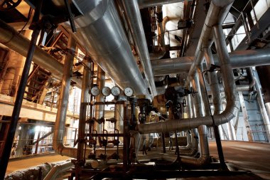 donanımları, kablolar ve borular modern Endüstr içinde bulunan