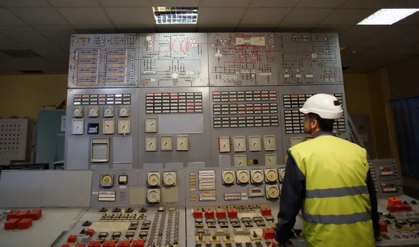 Opérateur sur le lieu de travail dans la salle de commande du système — Photo