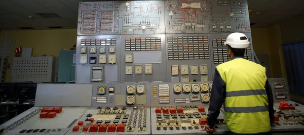 Opérateur sur le lieu de travail dans la salle de commande du système — Photo