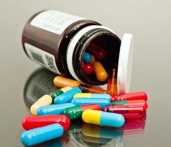 Medicine bottle and capsules — Stock Photo, Image