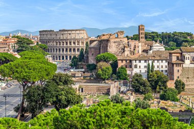 Roma 'daki İmparatorluk Forumu ve Kolezyum' a geniş bir bakış açısı