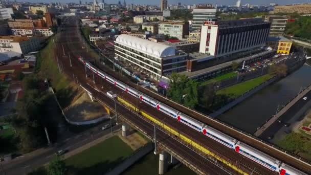 Tåg, passerar bron i Moskva. — Stockvideo