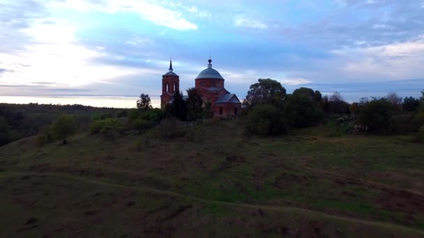 Gamla kyrkan i byn av Nikola Lenivets — Stockvideo