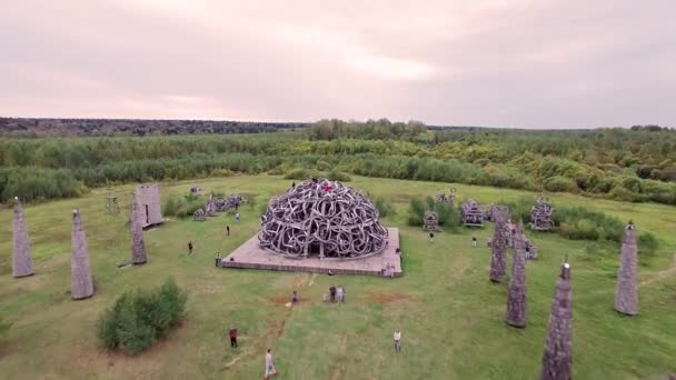 Universalt sinn i Nikola-Lenivets kunstpark – stockvideo